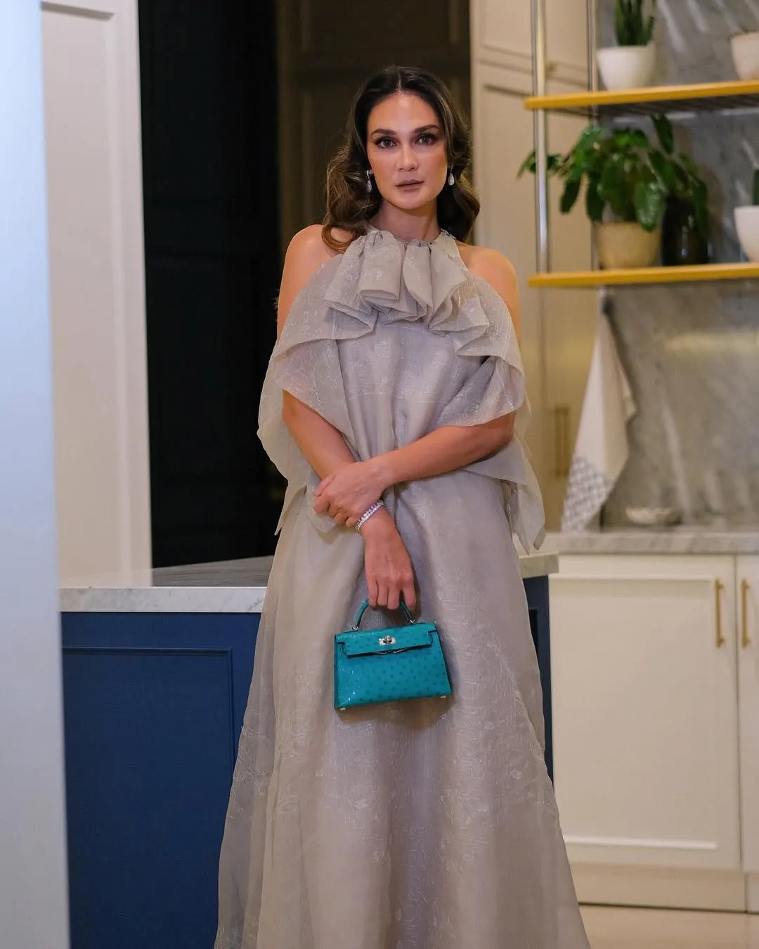 Modern Elegan Luna Maya dengan Gaun A-Line