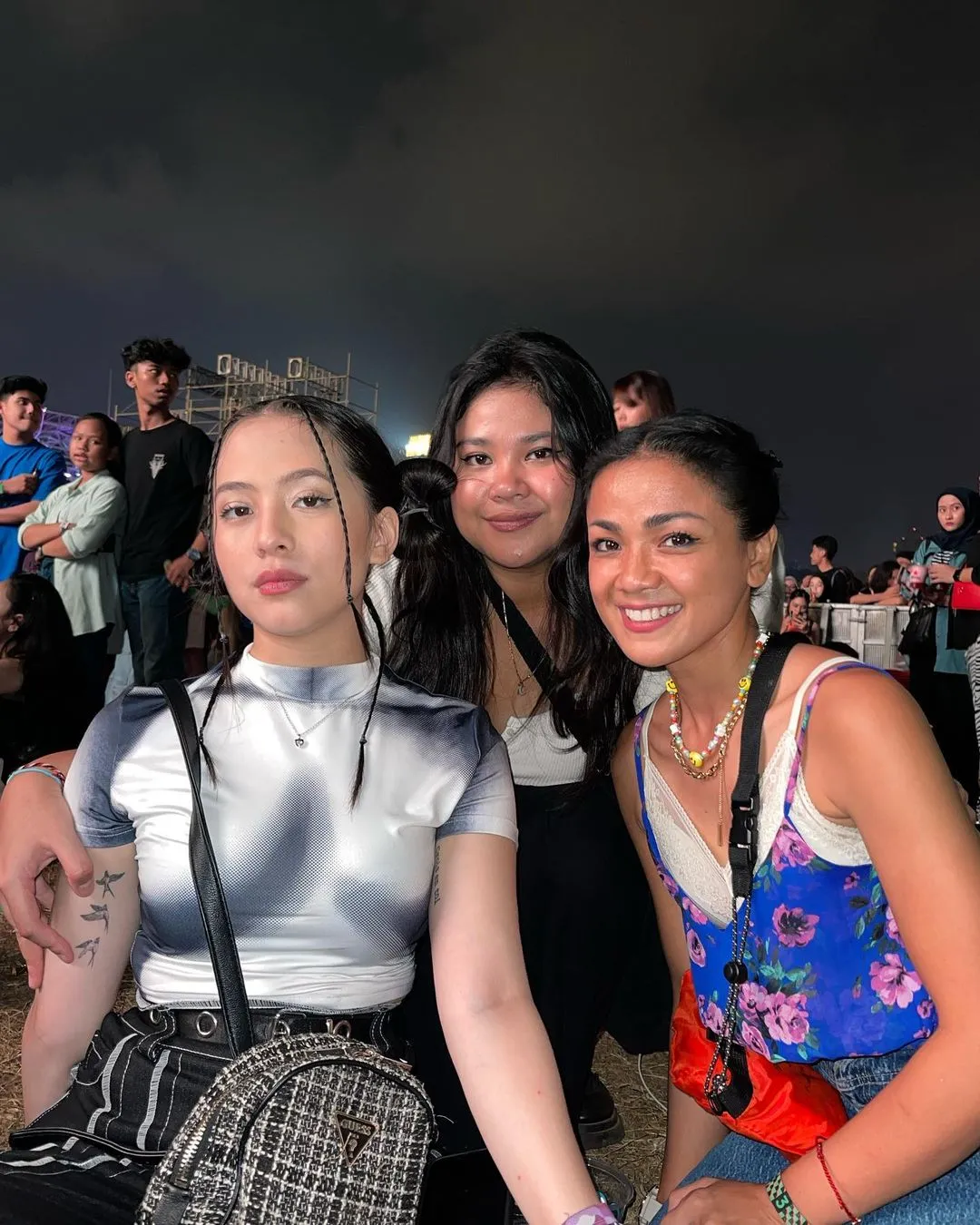 Potret Nirina Zubir Nonton Konser Bareng Adhisty Zara (Credit: Instagram/zaraadhsty)