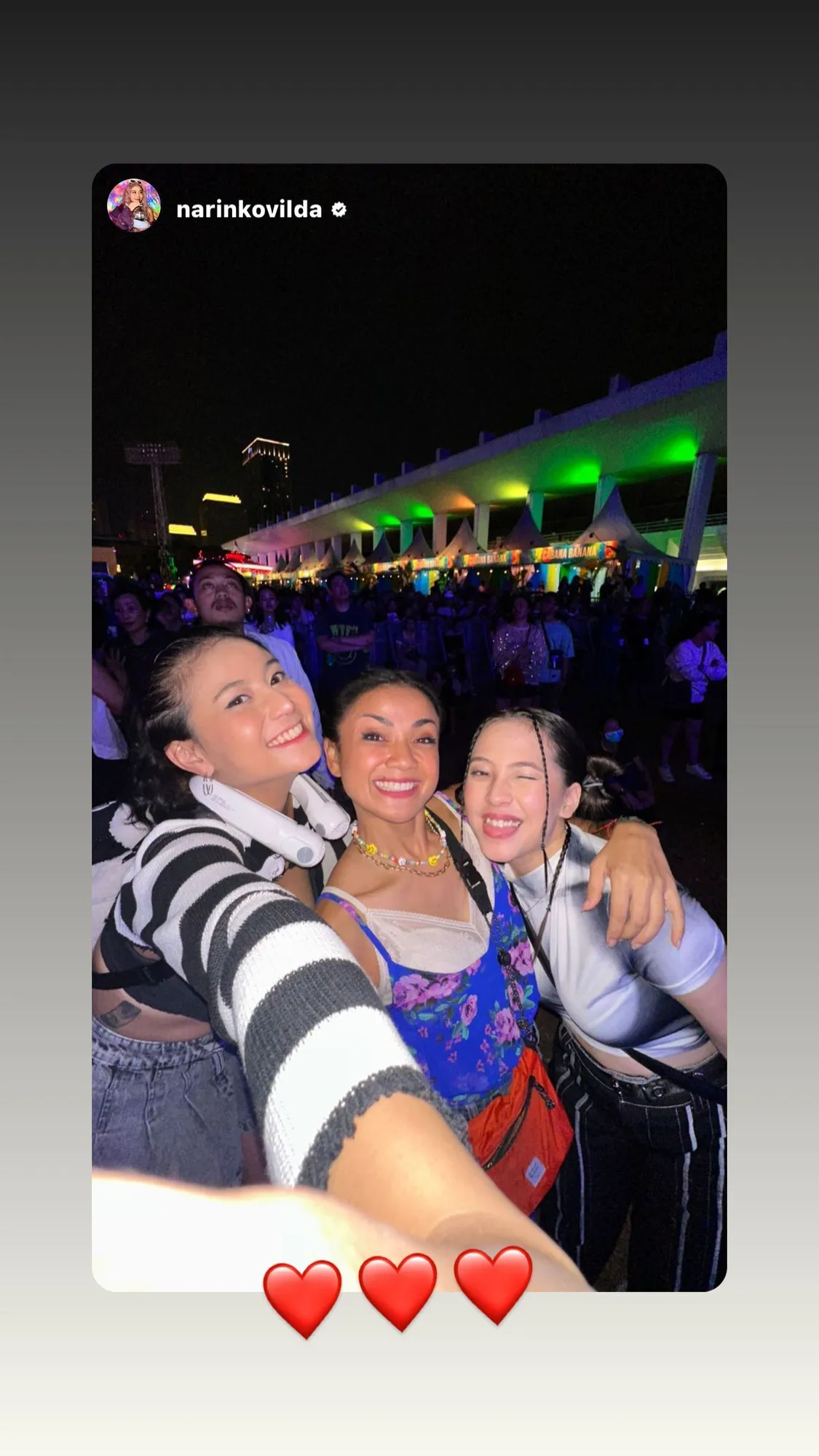 Potret Nirina Zubir Nonton Konser Bareng Adhisty Zara dan Awkarin (Credit: Instagram/zaraadhsty)