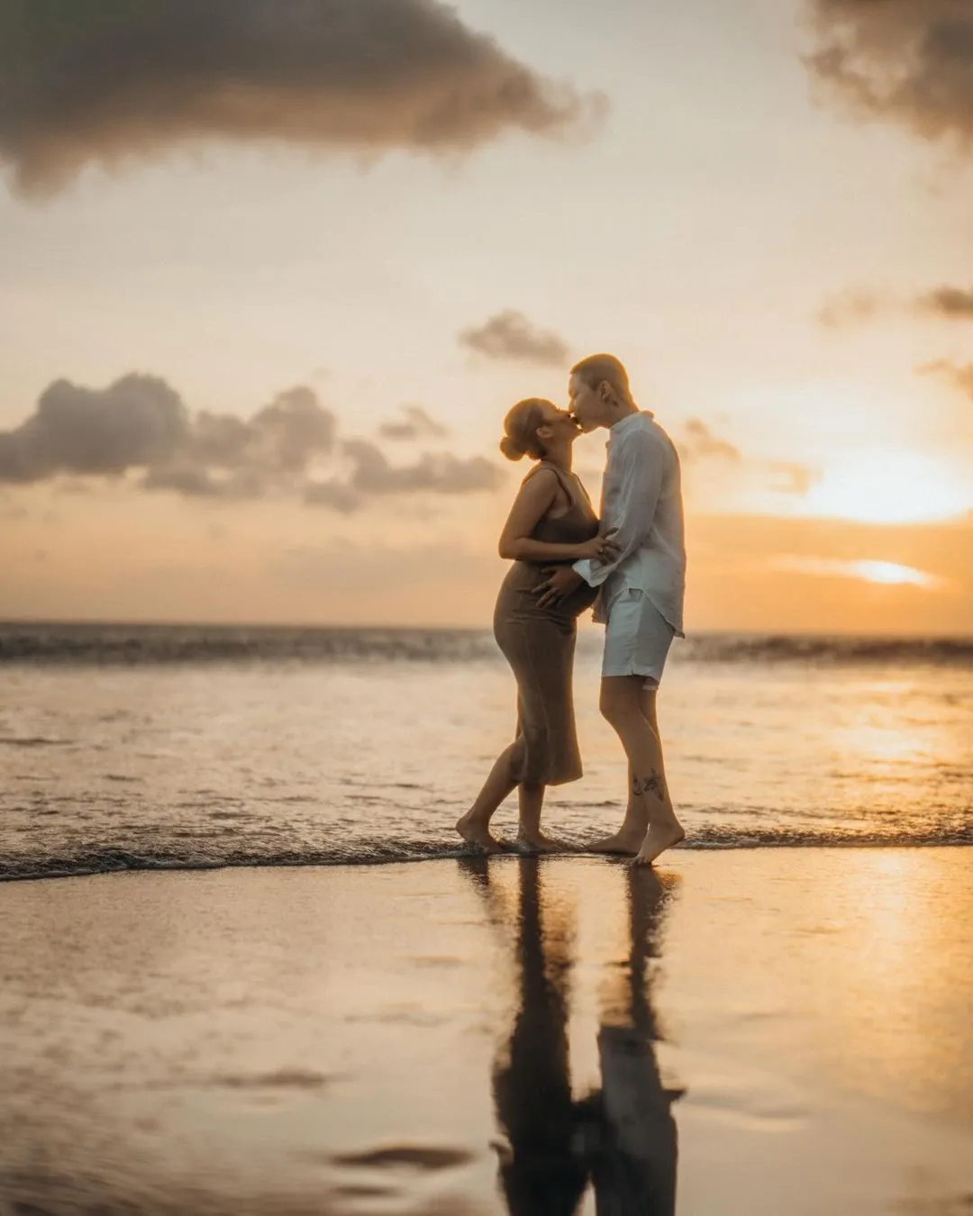 Potret Baby Bump Anggi Marito yang Tengah Hamil Anak Pertama (Credit: Instagram/anggimarito)