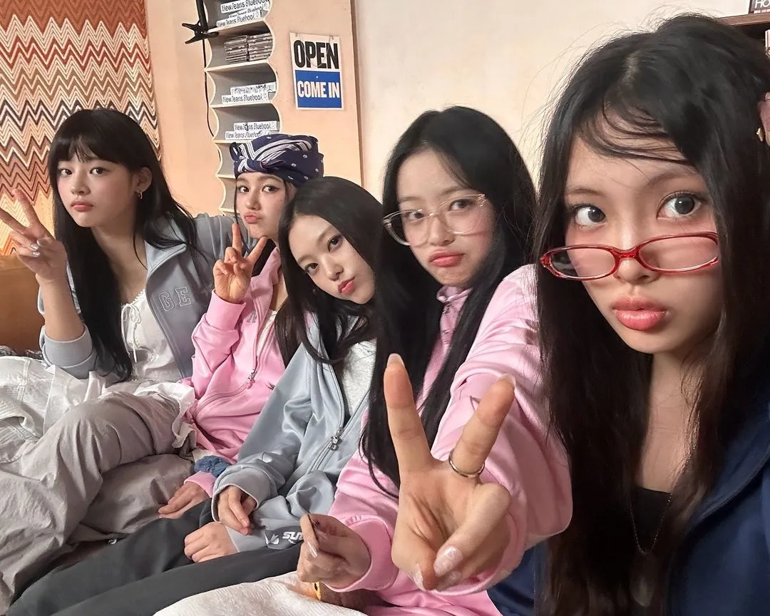 ADOR beri tanggapan atas pemutusan kontak dengan NewJeans (credit: instagram/newjeans_official)