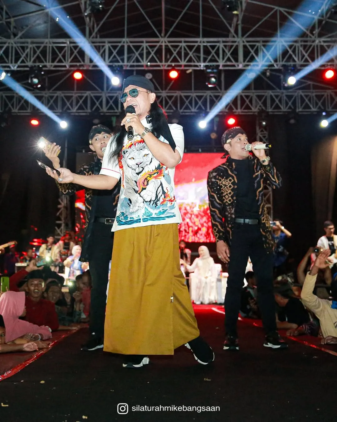 Sikap Niken Salindry ke penjual es teh dianggap lebih beradap daripada Gus Miftah (credit: instagram/gusmiftah)