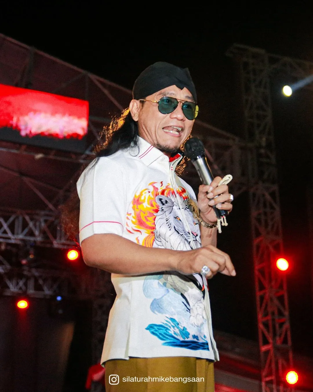 Sikap Niken Salindry ke penjual es teh dianggap lebih beradap daripada Gus Miftah (credit: instagram/gusmiftah)