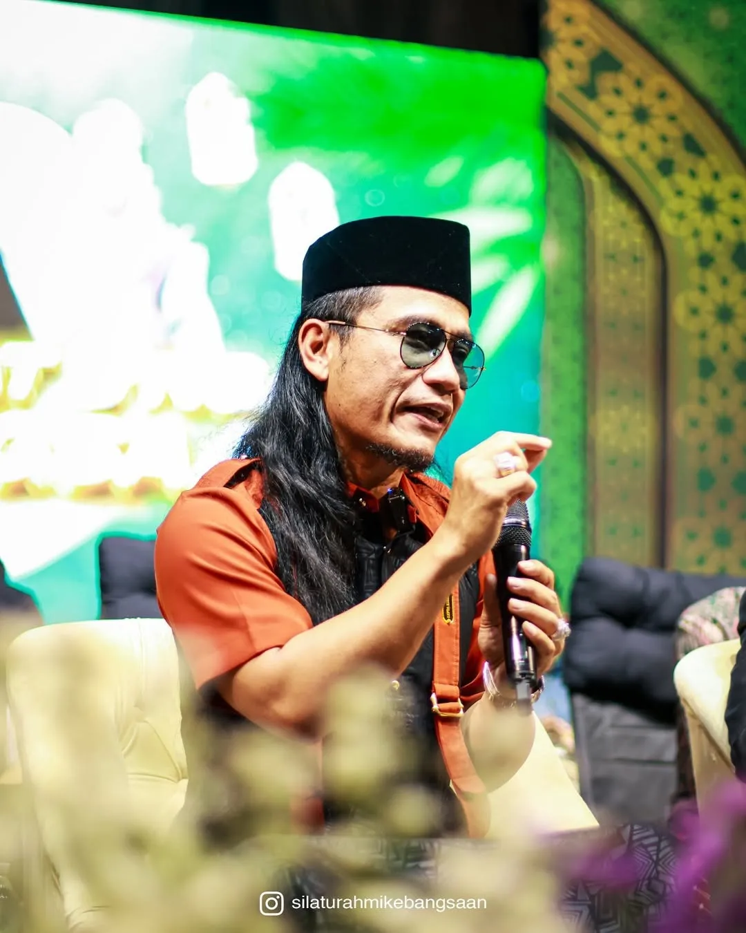 Sikap Niken Salindry ke penjual es teh dianggap lebih beradap daripada Gus Miftah (credit: instagram/gusmiftah)