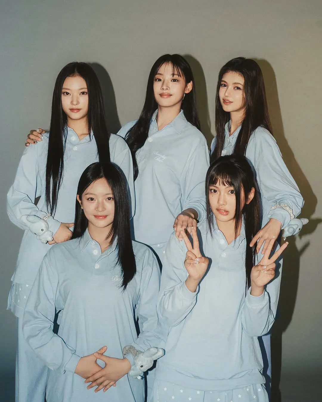 ADOR beri tanggapan atas pemutusan kontak dengan NewJeans (credit: instagram/newjeans_official)