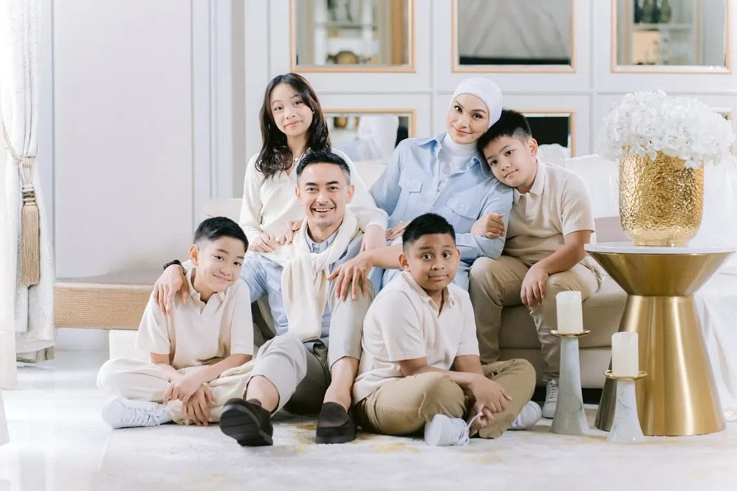 Zumi Zola dan Putri Zulhas libatkan anak dalam foto prewedding (credit: instagram/putri_zulhas)