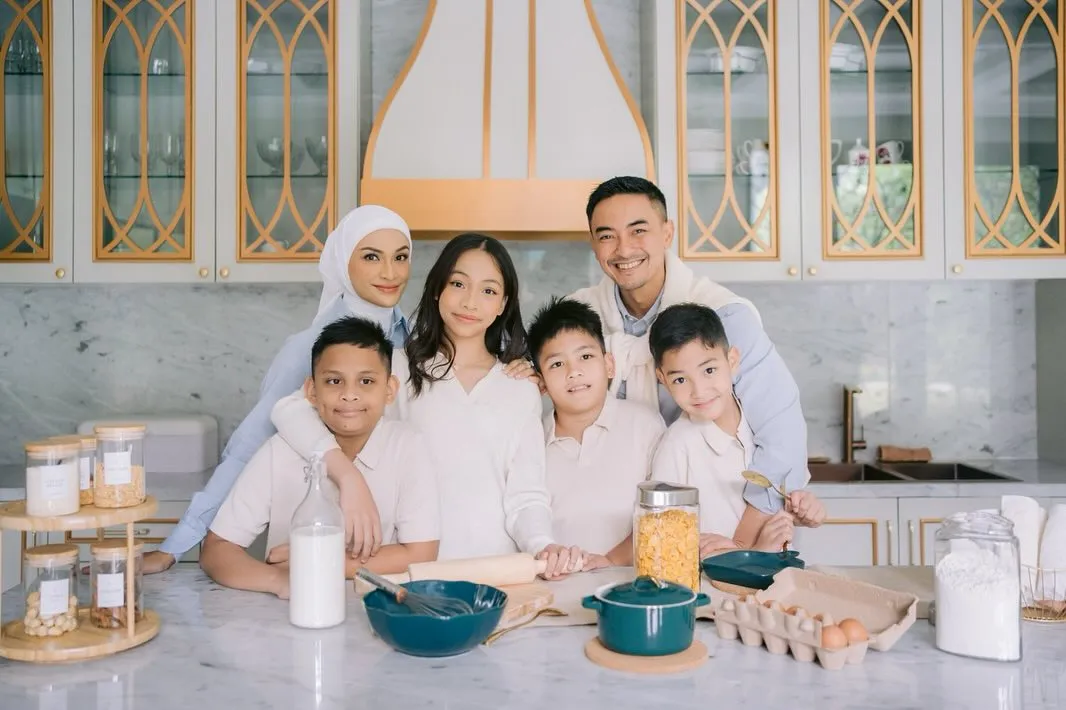 Zumi Zola dan Putri Zulhas libatkan anak dalam foto prewedding (credit: instagram/putri_zulhas)