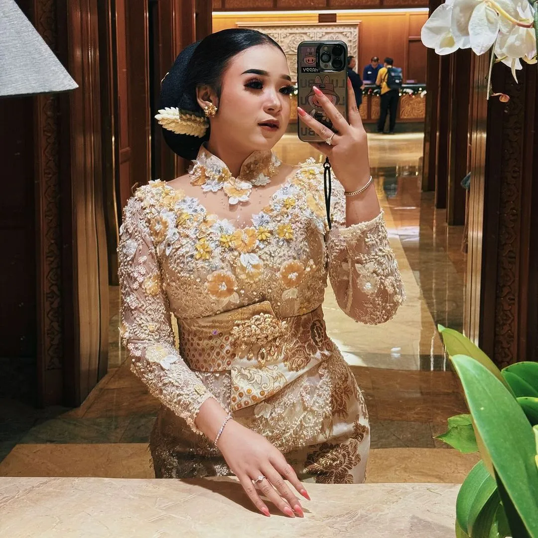 Sikap Niken Salindry ke penjual es teh dianggap lebih beradap daripada Gus Miftah (credit: instagram/niken_salindry_reall)