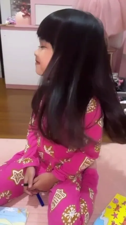 7 Potret Terbaru Zunaira Anak Syahnaz Sadiqah, Rambutnya Curi Perhatian