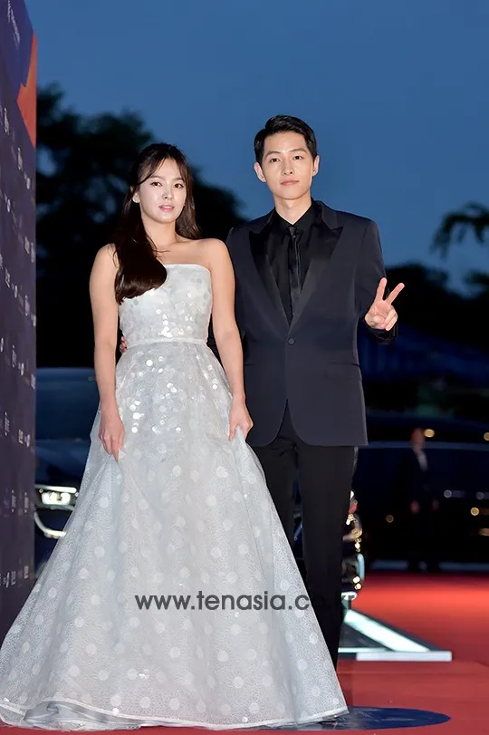 Song Joong Ki dan Song Hye Gyo romantis di red carpet Baeksang Awards. ©Ten Asia