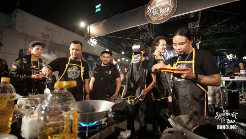 Ipang dkk saat masak untuk pengunjung di DCDC SNOTR Bandung(c)DCDC