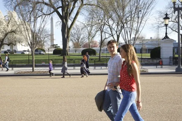 Joseph Gordon-Levitt dan Shailene Woodley dalam potongan gambar di film SNOWDEN © Open Road Films