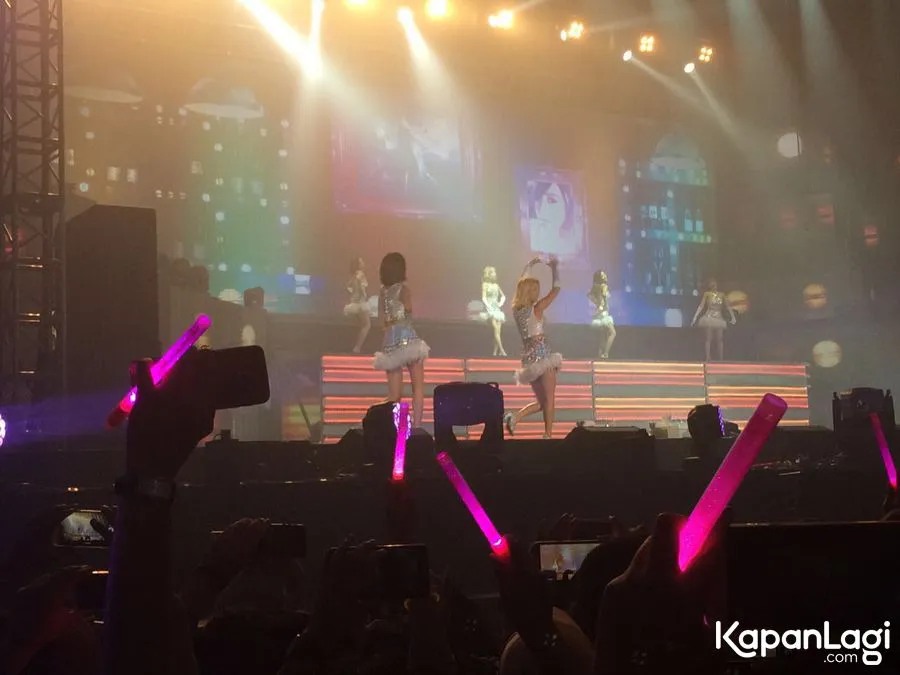 SNSD ganti baju di atas panggung @ KapanLagi.com