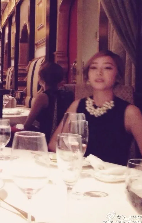 Jessica menikmati malam di restoran mewah. ©soompi.com