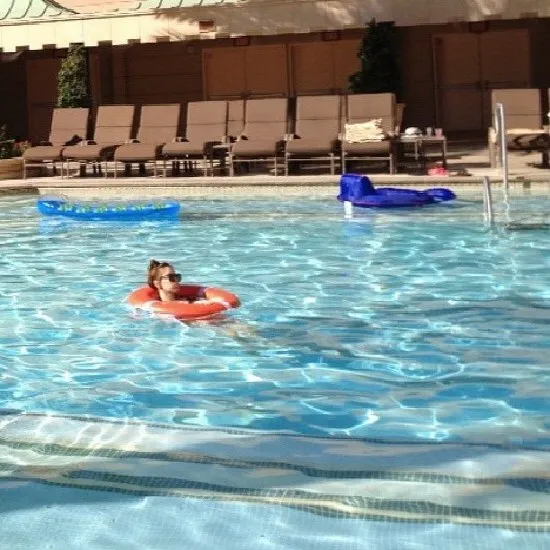 Taeyeon tengah berenang. ©soompi.com