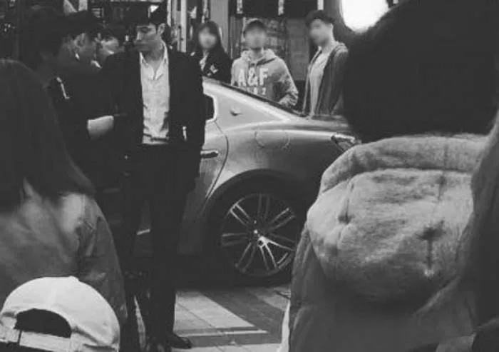 Kaki jenjang So Ji Sub, makin keren dengan balutan setelan jas. ©soompi.com