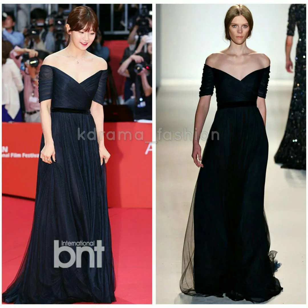 Park So Dam saat mengenakan dress koleksi JENNY PACKHAM di red carpet BIFF 2016. ©Instagram/kdrama_fashion