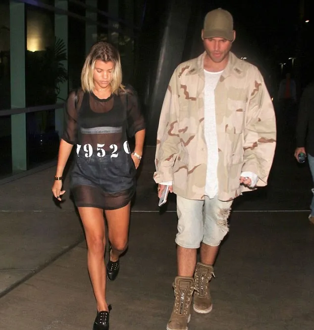Sofia Richie tertangkap kamera dengan pria lai @ Dailymail.co.uk