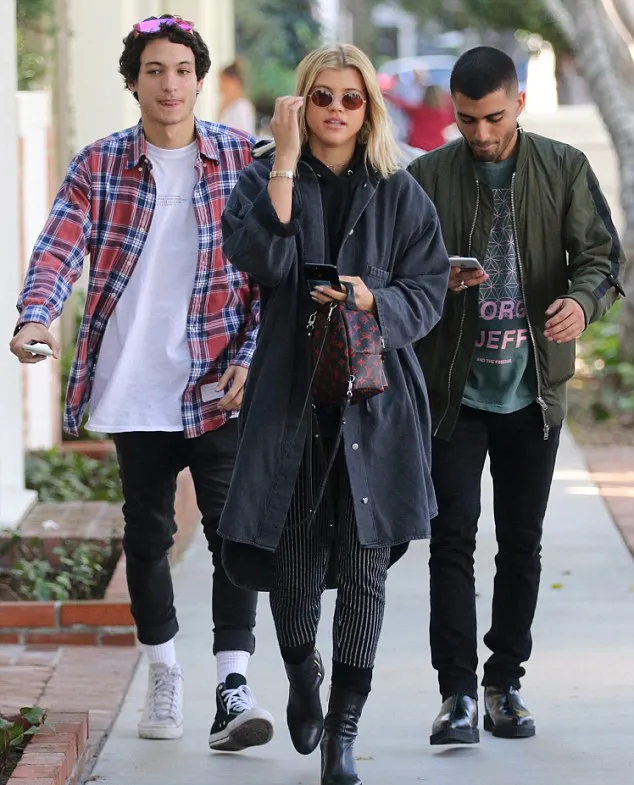 Tak ada Justin, Sofia masih punya teman-teman gantengnya © dailymail.co.uk