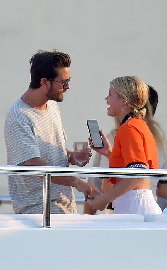 Sofia dan Scott gandengan mesra © eonline.com
