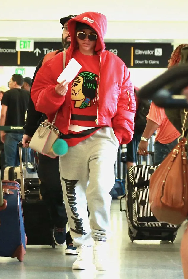 Sofia pakai celana promosi tour Justin Bieber © Splashnews/dailymail.co.uk