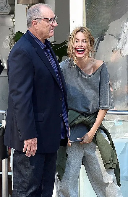 Sofia Vergara tertawa lebar @ dailymail.co.uk