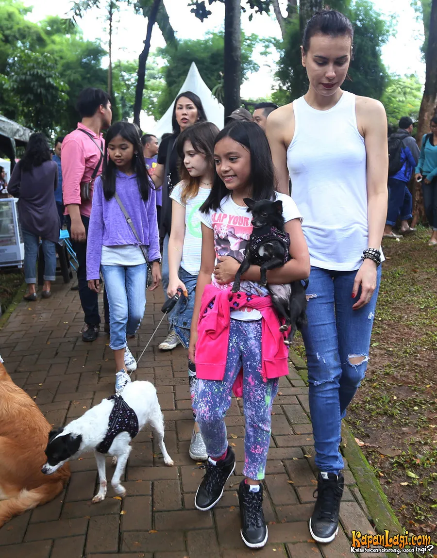 Sophia Mueller menganggap anjing seperti anak-anak. ©KapanLagi.com®/Busan