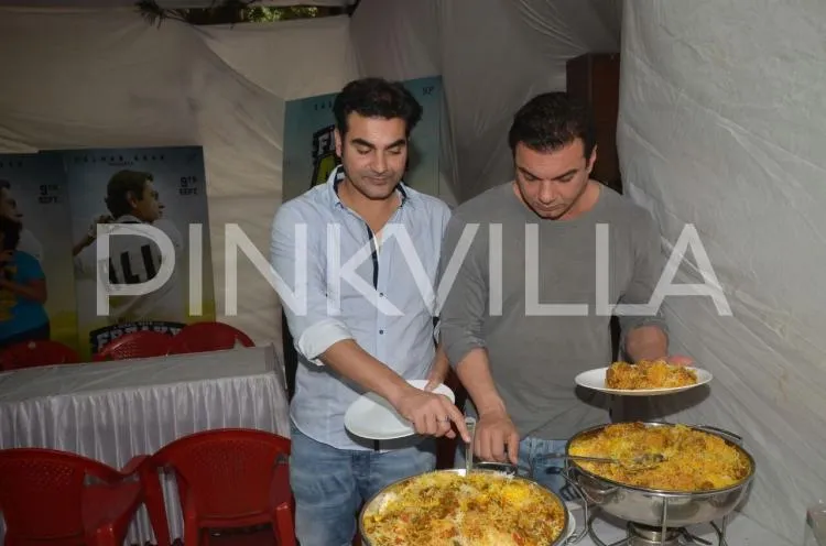 Sohail dan Arbaaz menggelar makan siang bersama untuk merayakan Idul Adha ©pinkvilla