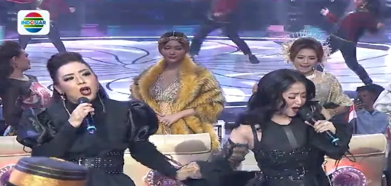 Aksi Duet Dewi Perssik Bersama Soimah Bikin Panggung Dangdut Academy Asia 4 Pecah. (credit: vidio.com/Indosiar)