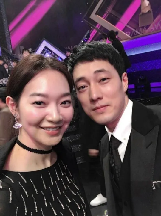 Shin Min Ah dan So Ji Sub menang Best Couple. ©kkuljaem.blogspot.co.id