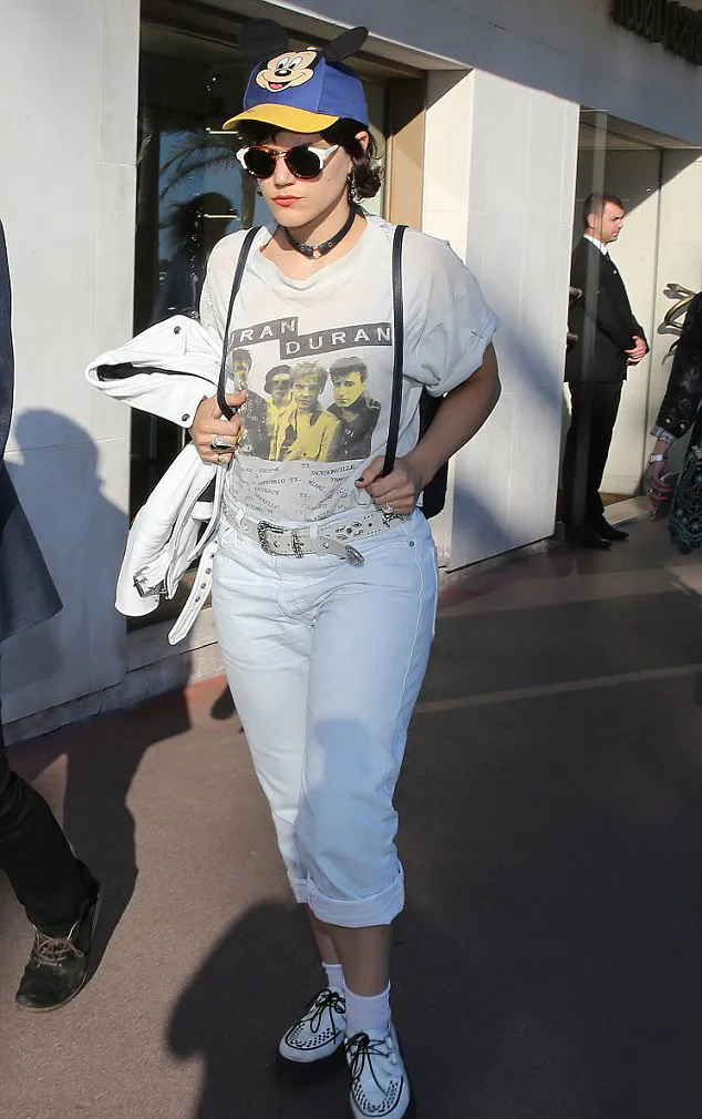 SoKo tampak murung saat hadir di Cannes © dailymail.co.uk