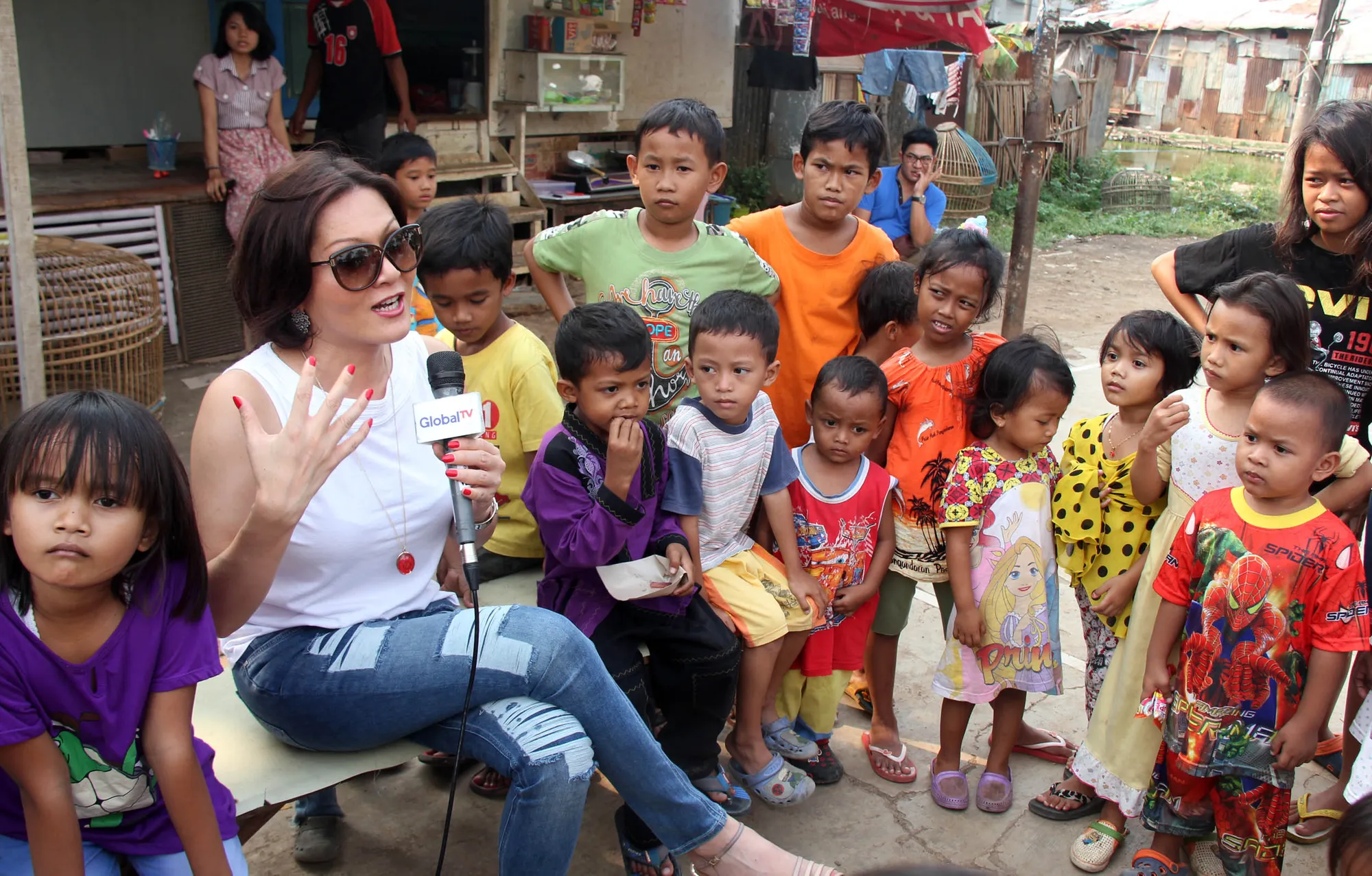 Solena Chaniago berbagi dengan anak-anak yang kurang mampu. ©KapanLagi.com/Hendra