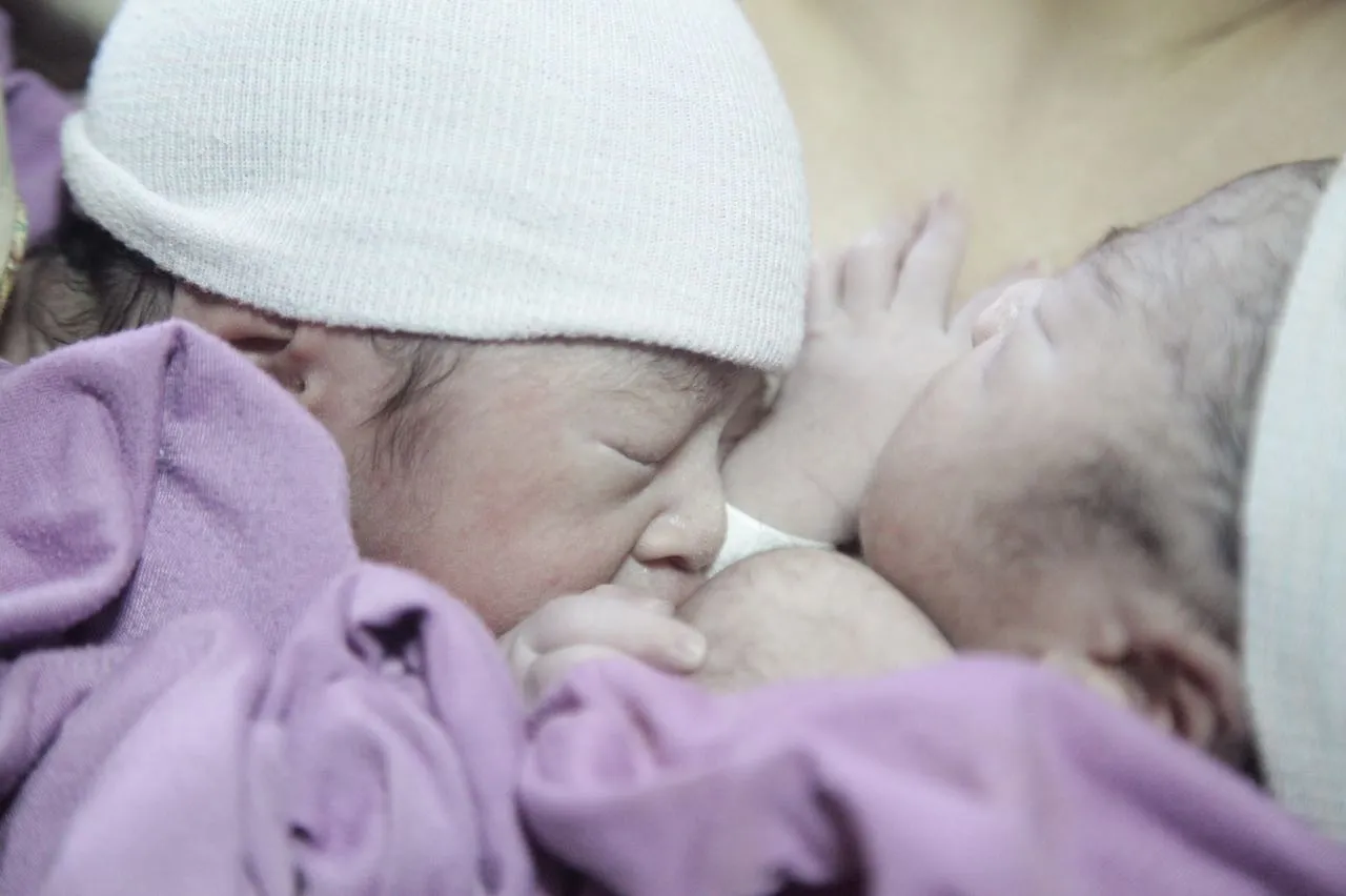 Inilah bayi kembar ganteng April dan Ustaz Solmed! © Fuji Rachman