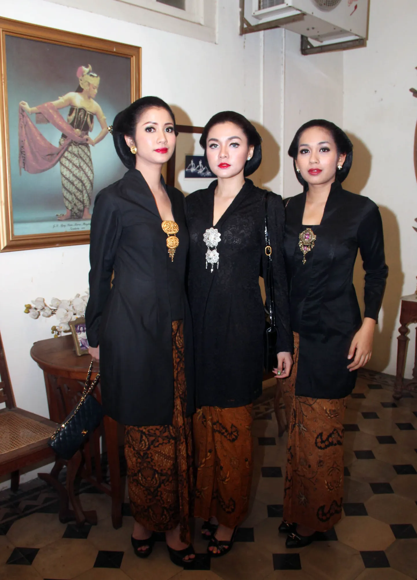 Ade Andrini, Vicky Shu dan Mia menjalani ritual di Puro Mangkunegaran.