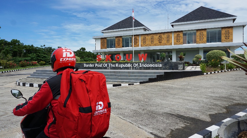 IDexpress courier delivers packages to the Skouw city border, Jayapura.