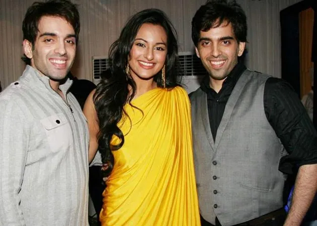 Sonakshi diapit dua saudara kembarnya, Kush dan Luv ©ndtvimg