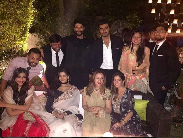 Sonam sudah mau foto dekat bareng Anand (pojok paling kiri) ©instagram/rheakapoor