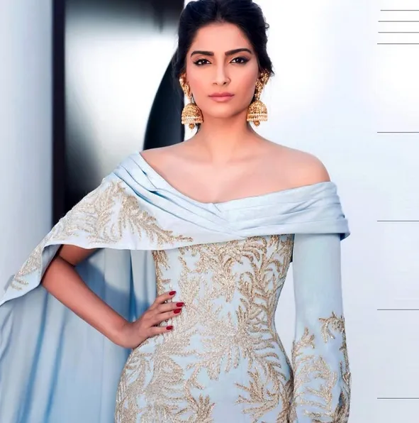 Dengan anting raksasa ini, Sonam tetap cantik atau...? ©instagram/ralphandrusso
