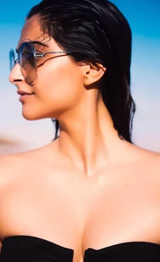 Cantik mana, pantai atau Sonam? ©©instagram/sonamkapoor