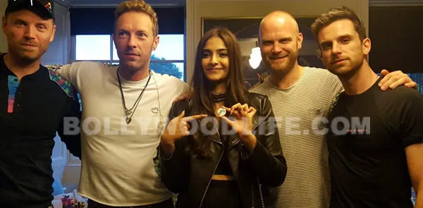 Sonam bertemu dengan Coldplay di belakang panggung ©bollywoodlife