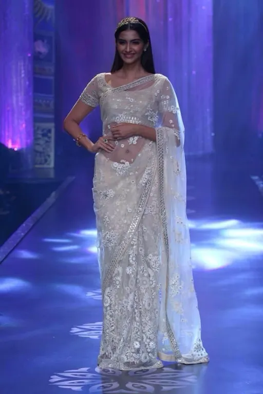 Kecantikan Sonam Kapoor bak Cinderella Bollywood @fusionforever.wordpress.com