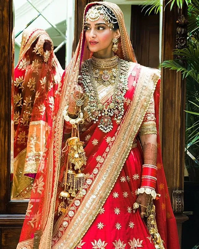 Penampilan Sonam Kapoor di hari pernikahannya ©instagram/namratsasoni