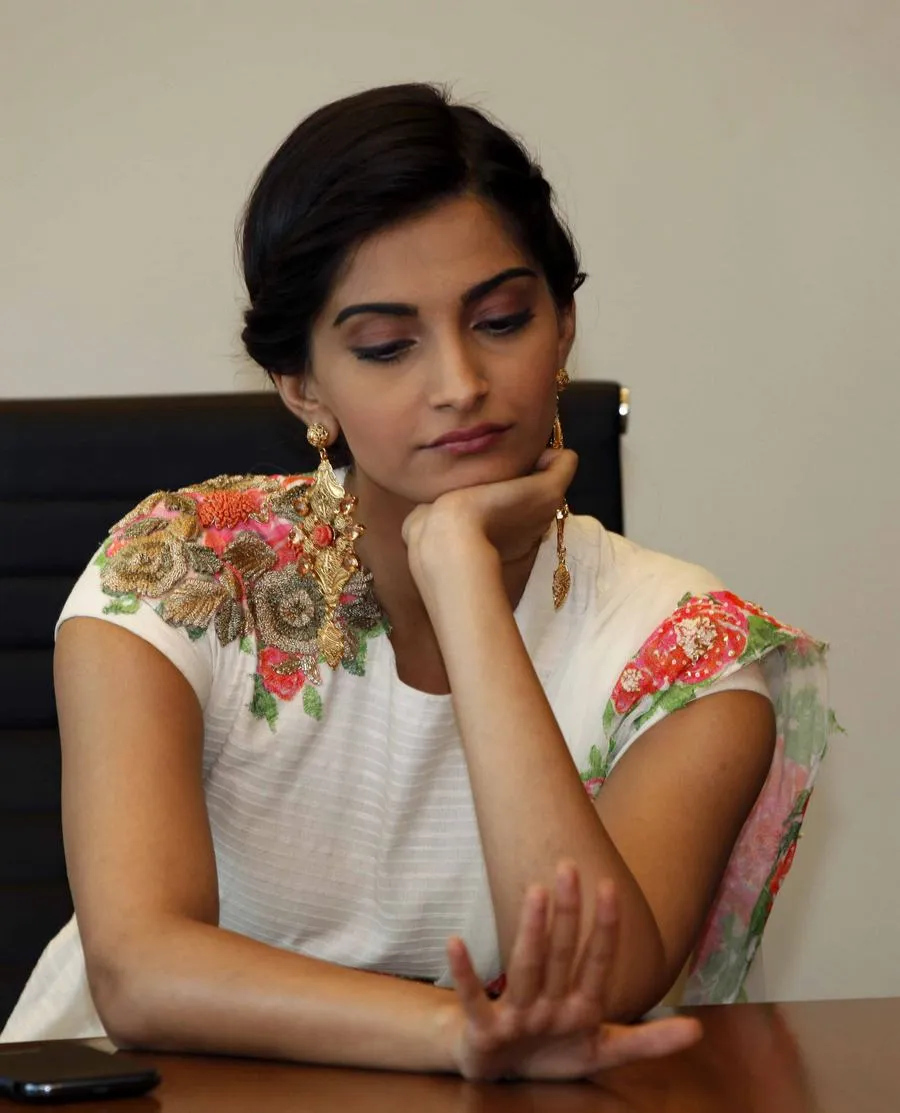 Sonam Kapoor sempat terkena flu babi, dan kini ia melakukan banyak olahraga ketika ada waktu luang @galleryhip.com