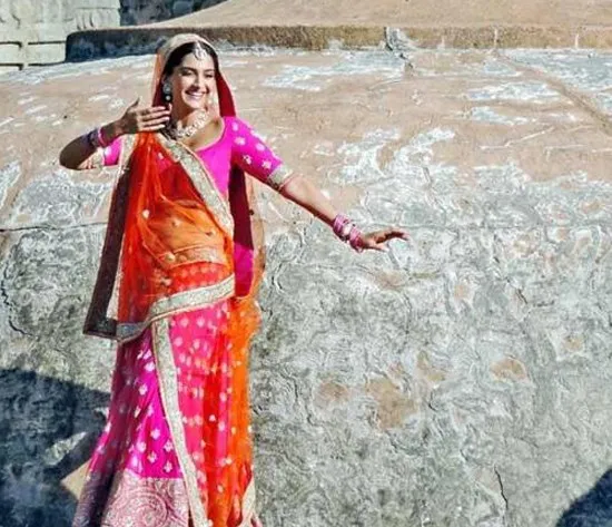 Sonam Kapoor terlihat cantik menjadi putri di 'PREM RATAN DHAN PAYO' @starsunfolded.com