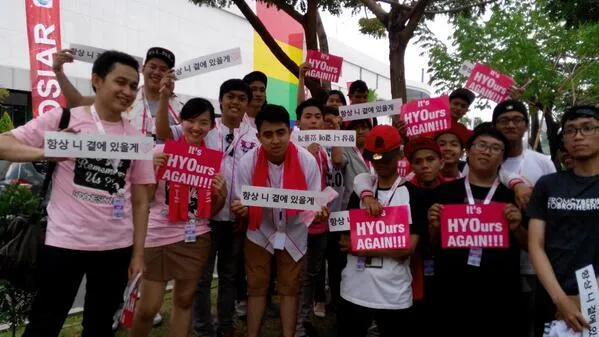 Fanboy berpakaian pink di lokasi konser Girls Generation @soneid