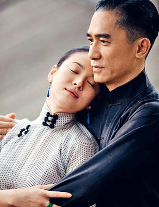 Tampak serasi. Song Hye Gyo dalam pelukan Tony Leung ©soompi.com