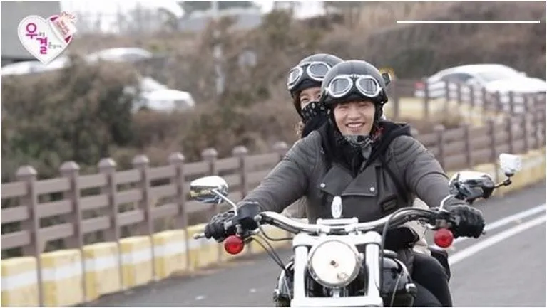 Song Jae Rim dan Kim So Eun saat berkendara keliling Pulau Jeju. ©soompi.com
