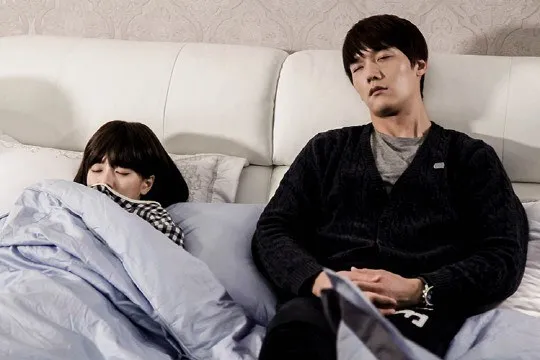 Song Ji Hyo dan Choi Jin Hyuk tertidur di sela-sela syuting @soompi.com 