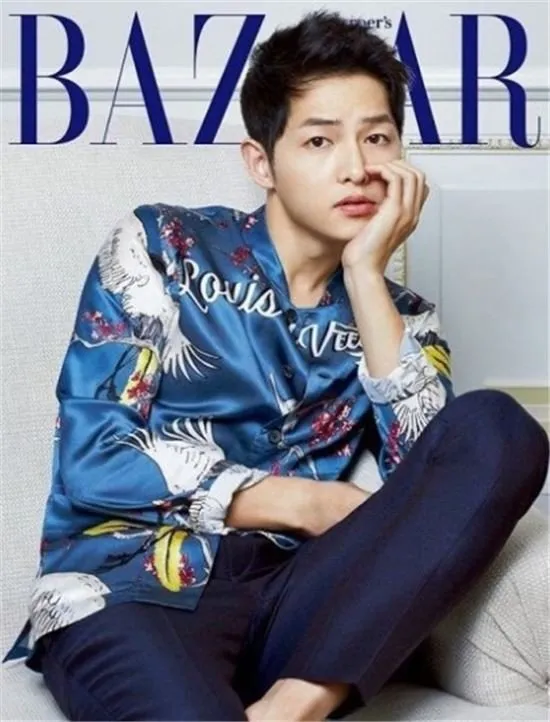 Song Joong Ki dengan kemeja dari Louis Vuitton © Harper's Bazaar