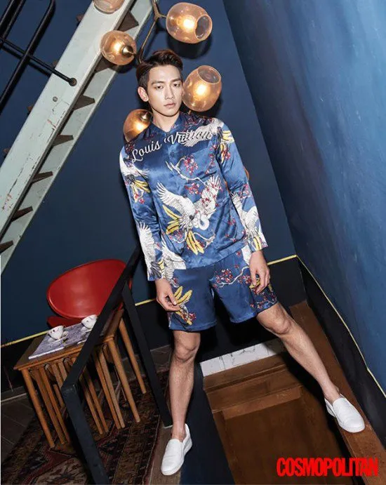 Rain tampil cool dengan kemeja Louis Vuitton © Cosmopolitan